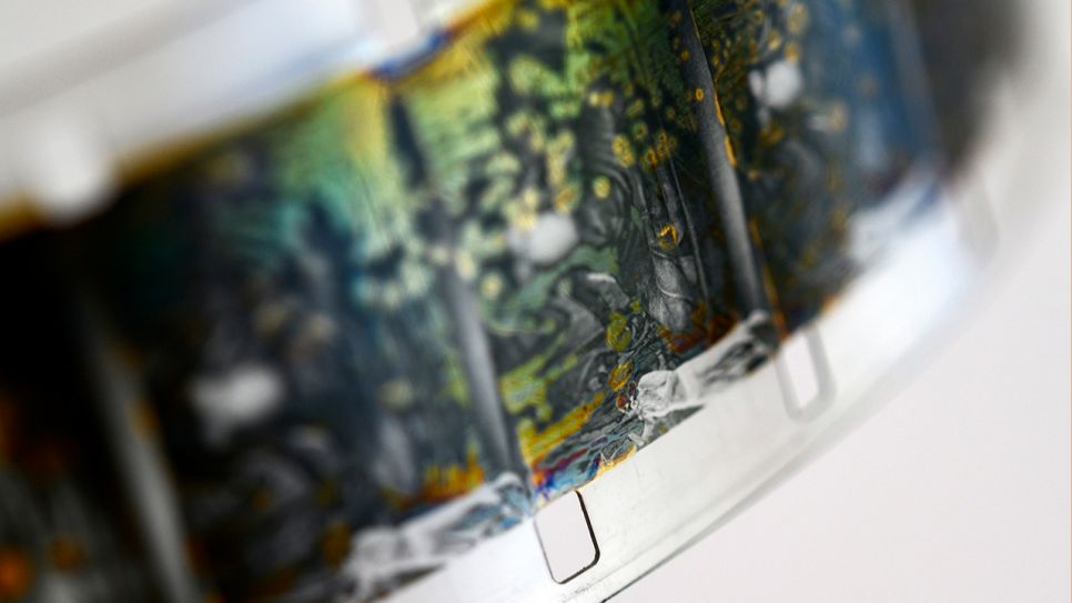 Frame by Frame – hier: 16mm-Filmstreifen mit Silberspiegel; © Marian Stefanowski