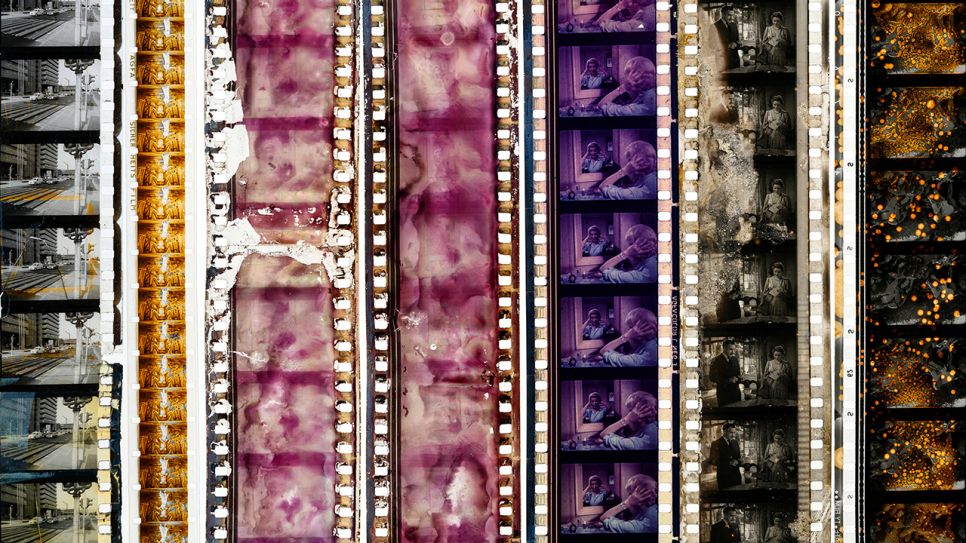 Frame by Frame – hier: Filmstreifen mit unterschiedlichen Schäden: Oxidierte Aussilberung, Wasserschäden, Emulionsschäden; © Marian Stefanowski