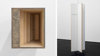 Galerie Schiefe Zähne – Richard Sides: "The conversation in an invisibleworld", 2021, wood, wirelessspeaker, audiofile, 40,5 x 33 x 90 cm und "disinformation", 2021, wood, chain, motor, 190 x 63 x 63cm; Montage: rbbKultur