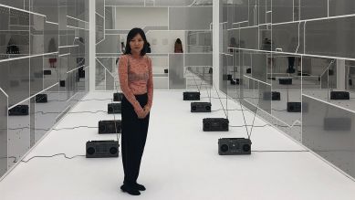 Sung Tieu in ihrer Installation mit Stern-Radios; © Andrea Handels