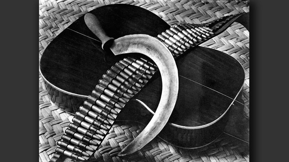 Tina Modotti: Gitarre, Patronengürtel und Sichel, 1927; © Tina Modotti/f3 – freiraum für fotografie
