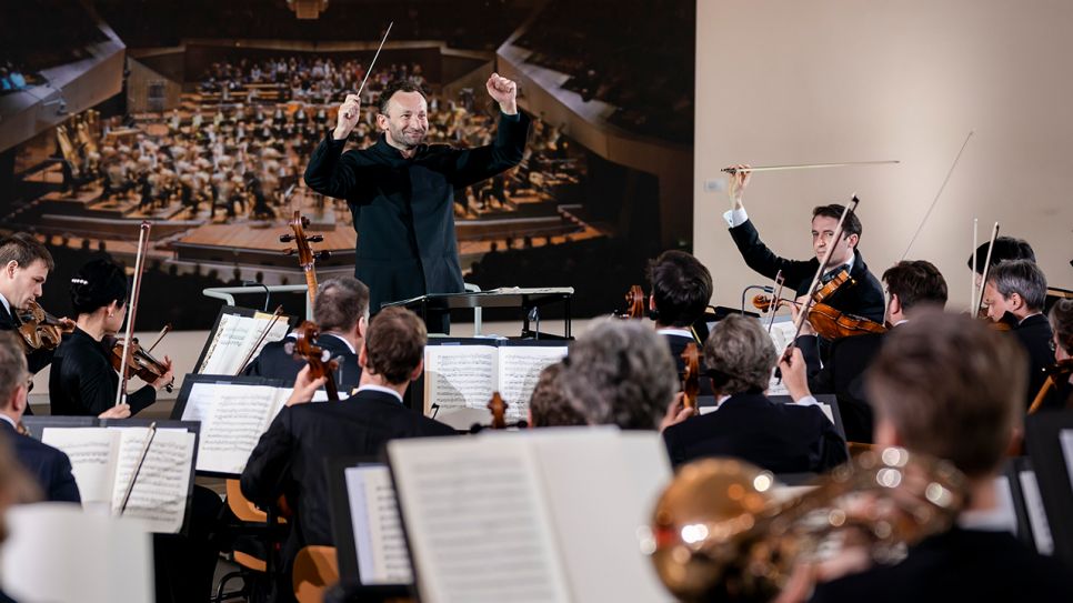 Europakonzert 2021 der Berliner Philharmoniker mit Kirill Petrenko im Foyer der Philharmonie Berlin; © Stephan Rabold