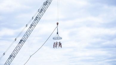 Florentina Holzinger & Team: KRANETUEDE – (Etude for a crane) © Mayra Wallraff