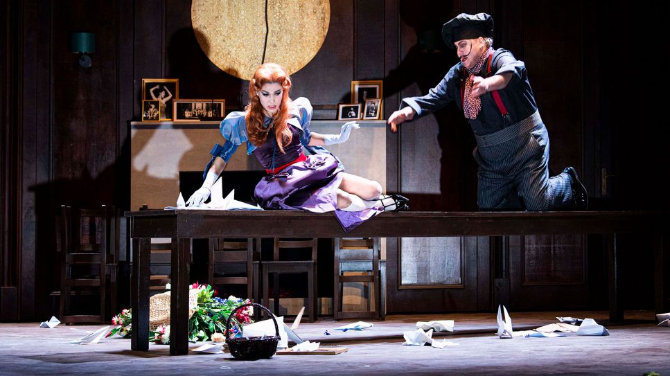 Staatstheater Cottbus: "Die Zauberflöte" mit Ketevan Chuntishvili (Pamina) und Dirk Kleinke (Monostatos) © Marlies Kross