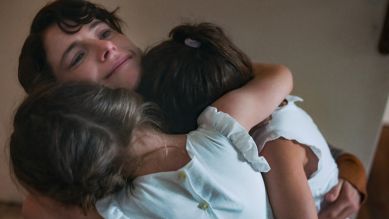"Frau im Dunkeln" von Maggie Gyllenhaal: Jessie Buckley als junge Leda © Yannis Drakoulidis/Netflix
