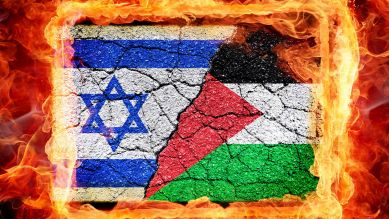 Fahnen von Israel und Palästina auf gebrochenem Grund mit Flammen, Fotomontage © picture alliance / CHROMORANGE | Christian Ohde