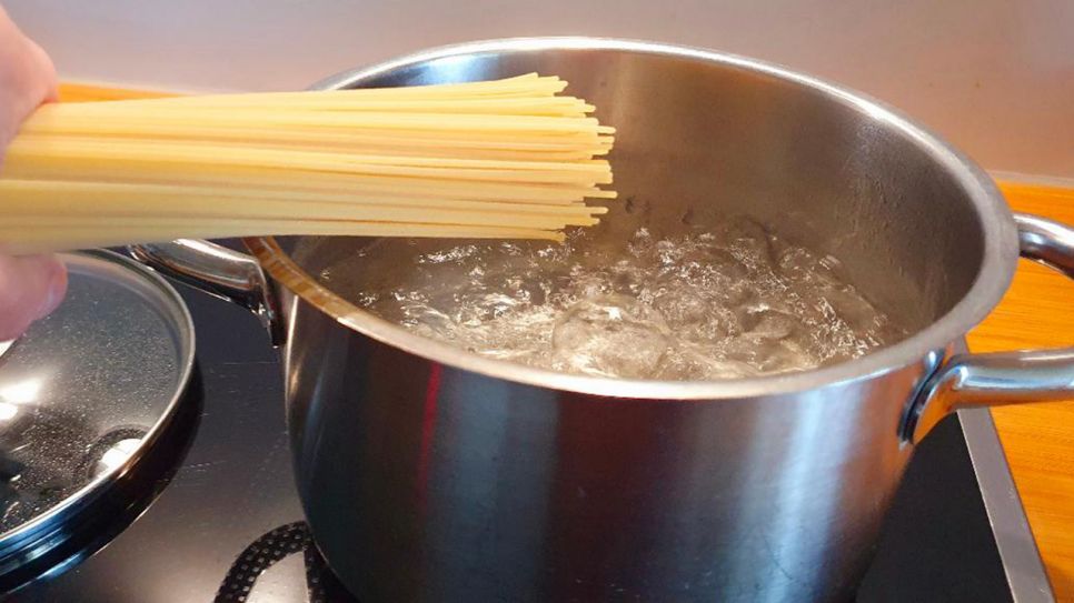 Spaghetti in kochendem Wasser © Elisabetta Gaddoni