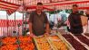 Winterfeldtmarkt: Obst- und Gemüseverkäufer Hakan © Elisabetta Gaddoni