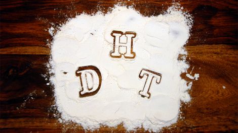 Die Buchstaben "D", "H" und "T" in Mehl ausgestanzt auf einem braunen Tisch (Quelle: rbb/OHRENBÄR/Birgit Patzelt)