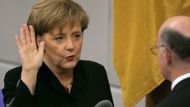 Die neugewählte Bundeskanzlerin Angela Merkel (CDU) legte am 22.11.2005 den Amtseid vor Bundestagspräsident Norbert Lammert (CDU) ab © dpa