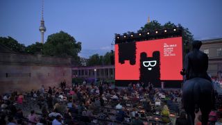 Gäste warten am 09.06.2021 auf die Eröffnung des Filmfestivals Berlinale auf der Museumsinsel © AFP/Stefanie Loos