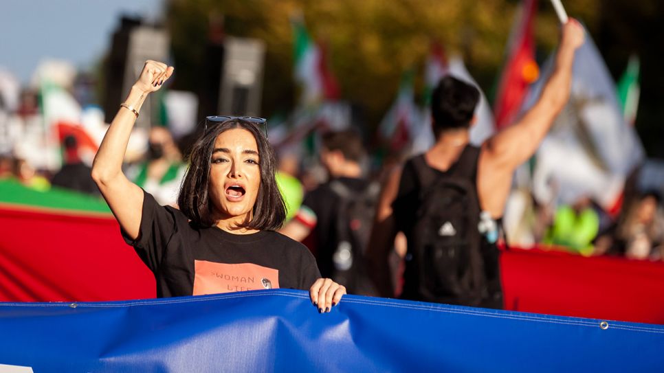 Die Sängerin Gola (Golazin Ardestani) protestiert am 22.10.2022 auf einer Kundgebung gegen das Iran-Regime in Washington © imago images/Allison Bailey