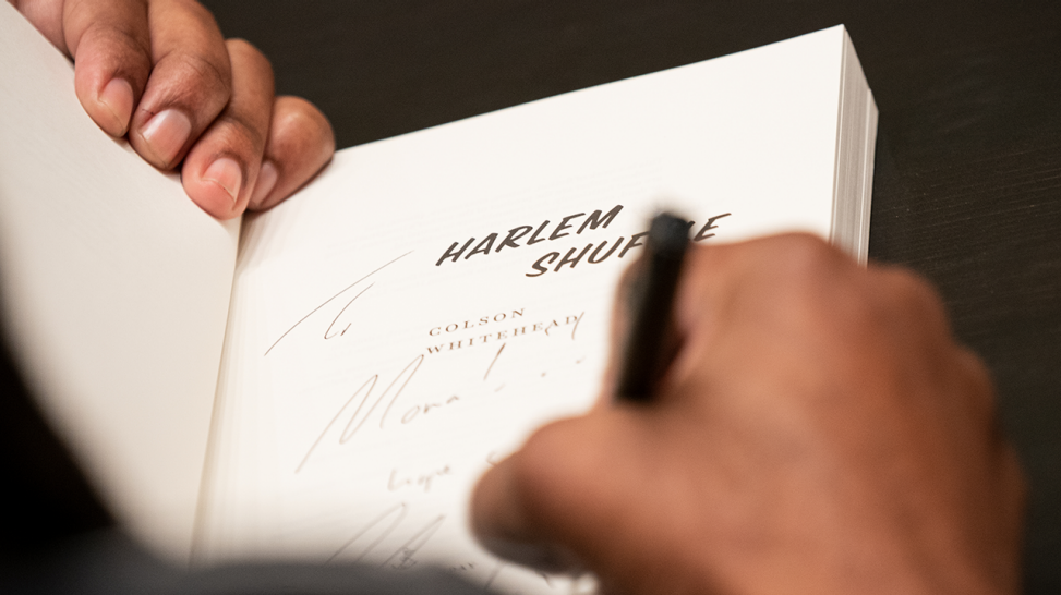 Colson Whitehead liest "Harlem Shuffle" © Thomas Ecke / rbb