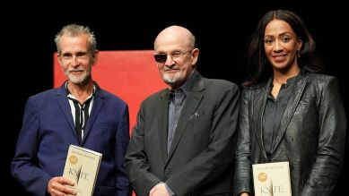 Der Schriftsteller Salman Rushdie (M), seine Ehefrau, Rachel Eliza Griffiths (r), und der Schauspieler Ulrich Matthes (l), aufgenommen im Deutschen Theater während der Lesung seines neuen Buches "Knife. Gedanken nach einem Mordversuch"