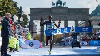 Eliud Kipchoge aus Kenia läuft am 27.09.2015 beim 42. Berlin-Marathon in Berlin als Erster in das Ziel (Quelle: dpa)