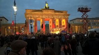 Die Berliner SPD, CDU, Grüne, Linke, Piratenpartei sowie DGB Berlin und Ver.di Berlin haben zu einer Kundgebung gegen die AfD am Brandenburger Tor aufgerufen. (Quelle: rbb/Alex Krämer)