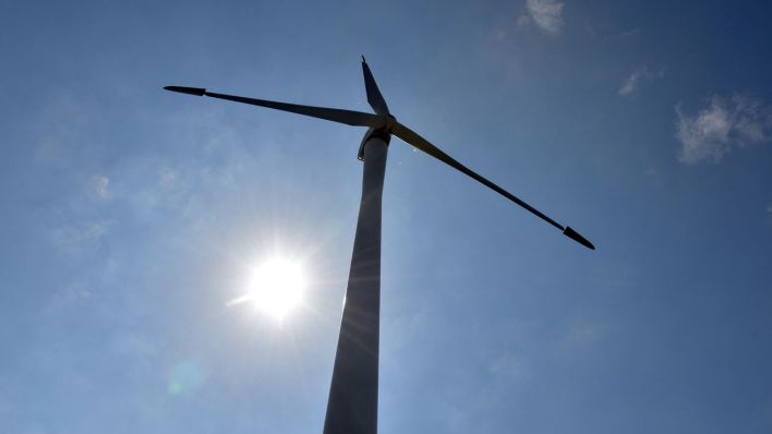 ARCHIV - Eine Windkraftanlage mit einem Windrad (Quelle: dpa)