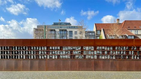 Von der Mauer-Gedenkstätte Bernauer Straße zum Hauptbahnhof – Fenster der Erinnerung mit Fotos der 130 Mauertoten; © Armin Stapel