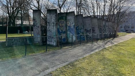 Von der Mauer-Gedenkstätte Bernauer Straße zum Hauptbahnhof – Mauerreste mit Graffiti aus den Neunzigerjahren; © Armin Stapel