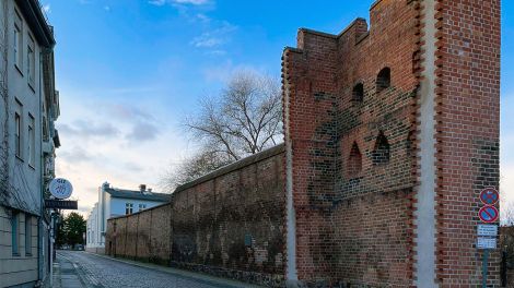Von der Zitadelle zur Altstadt Spandau – Alte Stadtmauer im Kolk, dem ältesten Teil Spandaus; © Armin Stapel