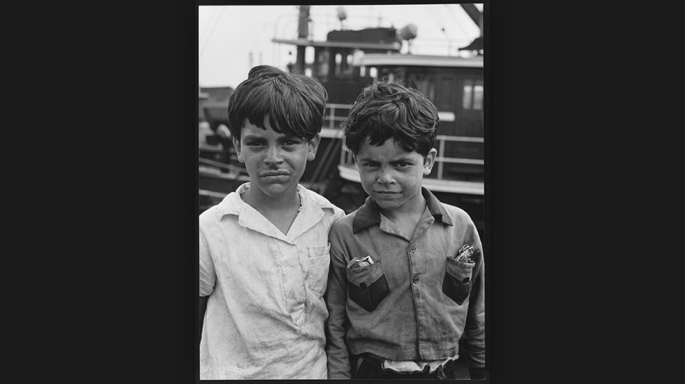 Andreas Feininger, Lower East Side Kids on a Brooklyn Dock, New York, 1940 © Andreas Feininger Archiv, c/o Zeppelin Museum Friedrichshafen