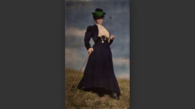 Heinrich Kühn: Miss Mary im blauen Kostüm, 1910 © ÖNB/Kühn