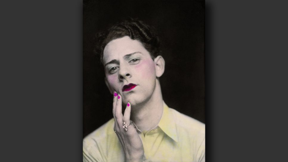 C/O Berlin: Photobooth – Man in make-up wearing a woman's ring, United States ca.1920, unbekannter Fotograf; © Collection Sébastien Lifshitz