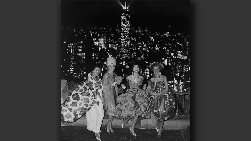 F.C. Gundlach: Berliner Mode, fotografiert auf dem Dach des RCA Building, New York 1958; © Stiftung F.C. Gundlach, Hamburg; Repro: Anja Elisabeth Witte