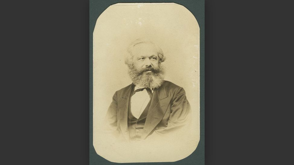 Historische Fotograﬁe: Porträt von Karl Marx in Hannover, Fotografie: Friedrich Wunder Hannover, 1867 © International Institute of Social History, Amsterdam