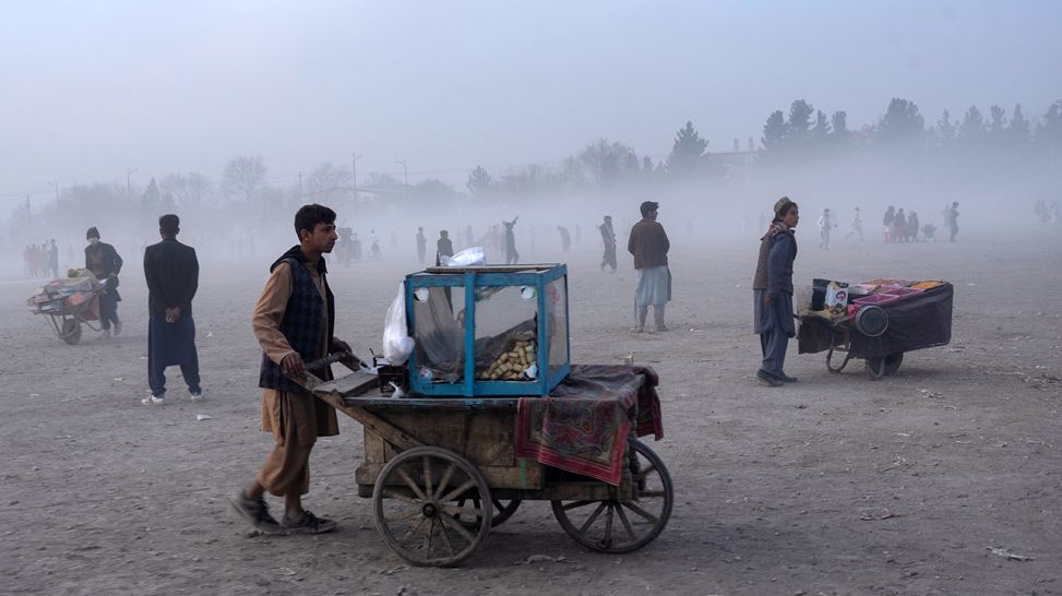 Straßenverkäufer schieben ihre Verkaufswagen durch den Chaman-e-Hozori-Park in Kabul, Afghanistan, Dezember 2021; dpa/Petros Giannakouris