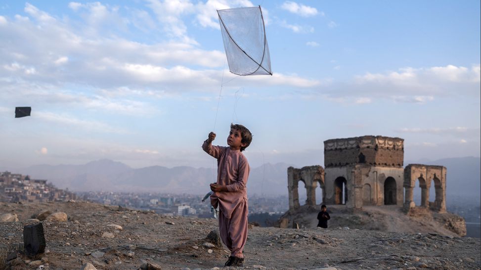 Ein Junge lässt auf dem Tape Nadir Khanin einen Drachen steigen, Kabul, Afghanistan, Dezember 2021; dpa/Petros Giannakouris
