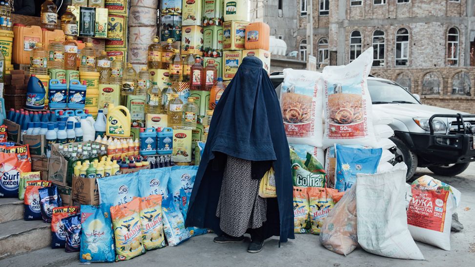 Ein Frau mit Burka tätigt ihre Einkäufe: Die Preise für Lebensmittel haben sich im Jahr 2021 verdoppelt, Kabul, Afghanistan, November 2021; dpa/Adrien Vautier/Le Pictorium