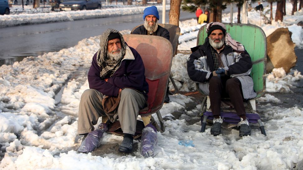 Nach starken Schneefällen: Männer warten am Straßenrand auf Arbeit, Kabul, Afghanistan, Januar 2022; dpa/Saifurahman Safi