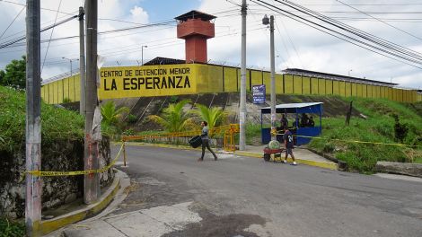 Haupteingang der Gefängnisanlage Mariona bei San Salvador; © Andreas Boueke