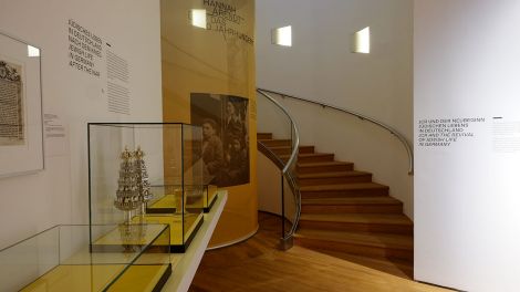 Jewish Cultural Reconstruction (JCR) – Aufgang in das zweite Stockwerk © Gregor Baron
