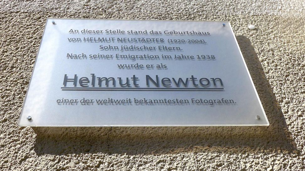 Die Gedenktafel für Helmut Newton am Haus Innsbrucker Straße 24 in Berlin-Schöneberg. An dieser Stelle stand das Haus, in dem Helmut Newton geboren wurde.; © dpa/Bernd Oertwig