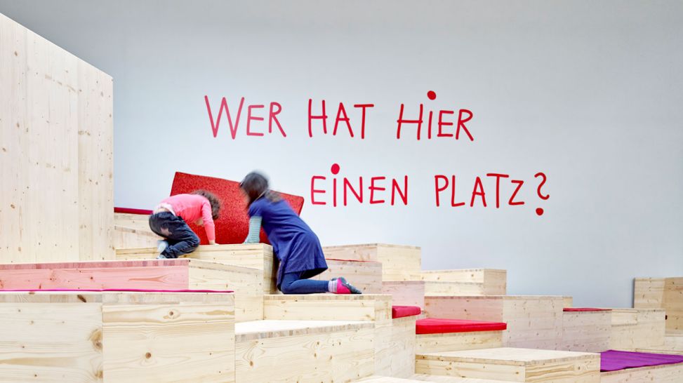 Humboldt Forum: Ausstellungsansicht "Nimm Platz!" © Stiftung Humboldt Forum im Berliner Schloss / Foto: Alexander Schippel