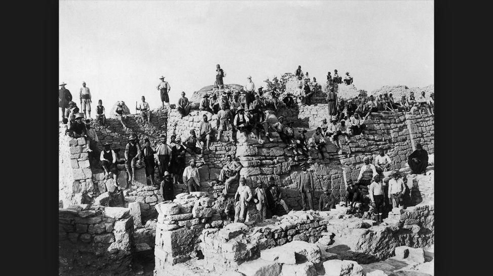 Grabungsmannschaft in Troja, 1890 © bpk