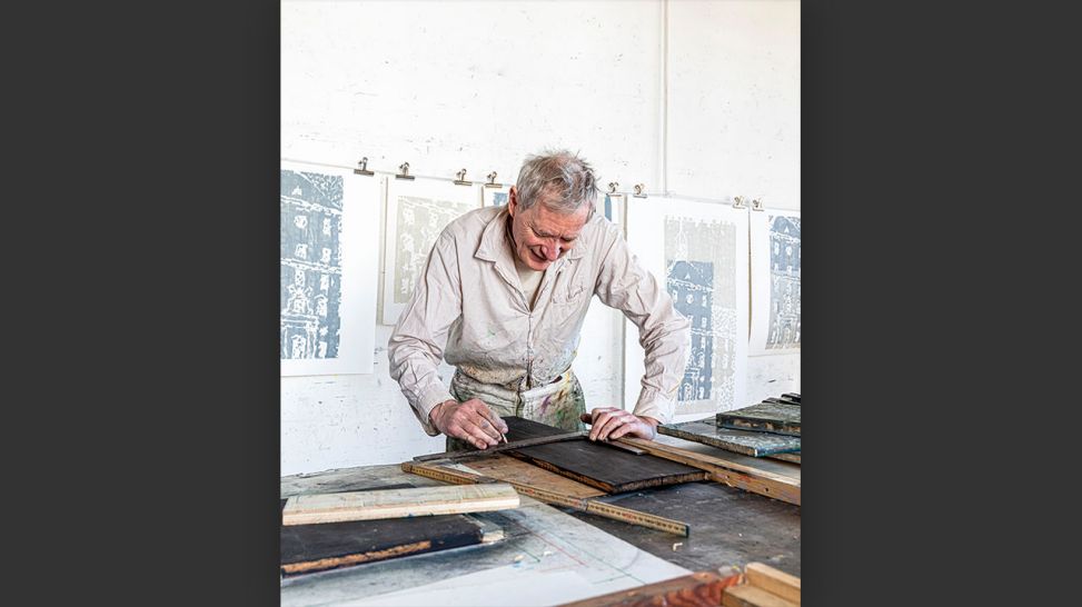 Der Künstler Matthias Mansen bereitet den Zuschnitt eines Druckstocks vor © Staatliche Museen zu Berlin, Kupferstichkabinett / David von Becker