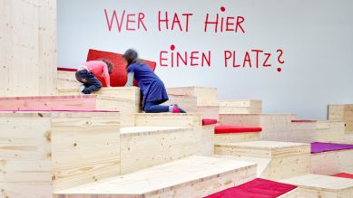 Nimm Platz! – Ausstellungsansicht; © Stiftung Humboldt Forum im Berliner Schloss/Alexander Schippel