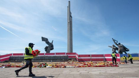 Am Tag des Sieges im Mai 2022 ist das Denkmal für die Befreier von Riga eingezäunt und mit lettischen und ukrainischen Fahnen geschmückt; © dpa/TASS/Taisiya Vorontsova