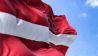 Die Nationalflagge von Lettland weht im Wind; © dpa/Valerio Rosati