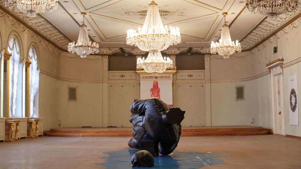 Eine Skulptur des lettischen Künstlers Aigars Bikse liegt im Konzertsaal in der obersten Etage des Wagnersaals in Riga; © dpa/Alexander Welscher