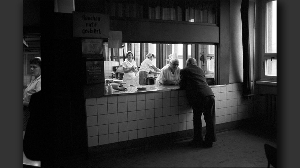 In der Kantine, Eisenhüttenstadt 1974; © Roger Melis