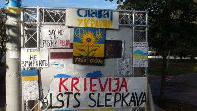 Plakatwand gegenüber der russischen Botschaft. Oben in der Mitte "Ruhm der Ukraine"; © Jürgen Buch