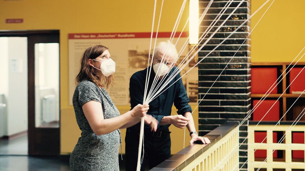 Tina Bremer und Lothar Eckhardt beim Aufbau der Testinstallation© Tomas Fitzel