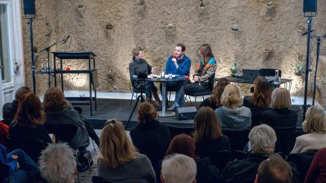 Kenan Kokić im Gespräch mit Anne-Dore Krohn (links) und Nadine Kreuzahler (rechts) im Literaturhaus in der Fasanenstraße © Thomas Ernst
