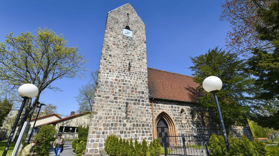 100xBerlin: Dorfkirche in Alt-Buckow, Foto: imago images/Schoening