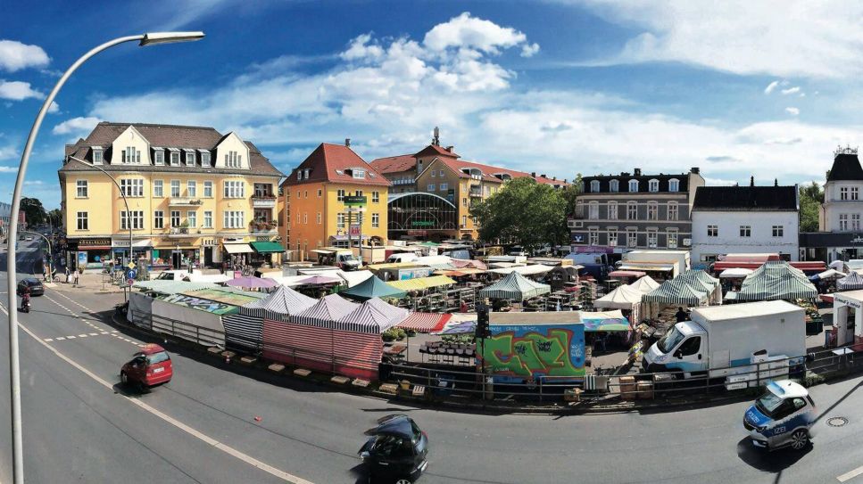 100xBerlin: Übersicht auf Markt und Geschäfte am Kranoldplatz, Foto: imago images/Thilo Rückeis