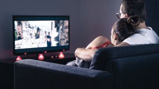 DER TAG - Schlaues in 100 Sekunden - Fernsehen macht schlau - Paar sitzt vor Fernseher, Quelle: Colourbox